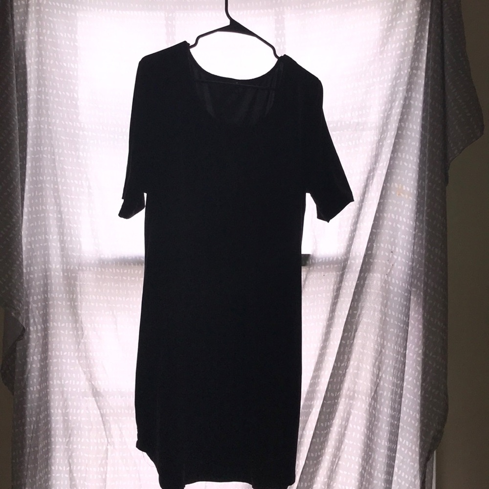 A black sliky dress
